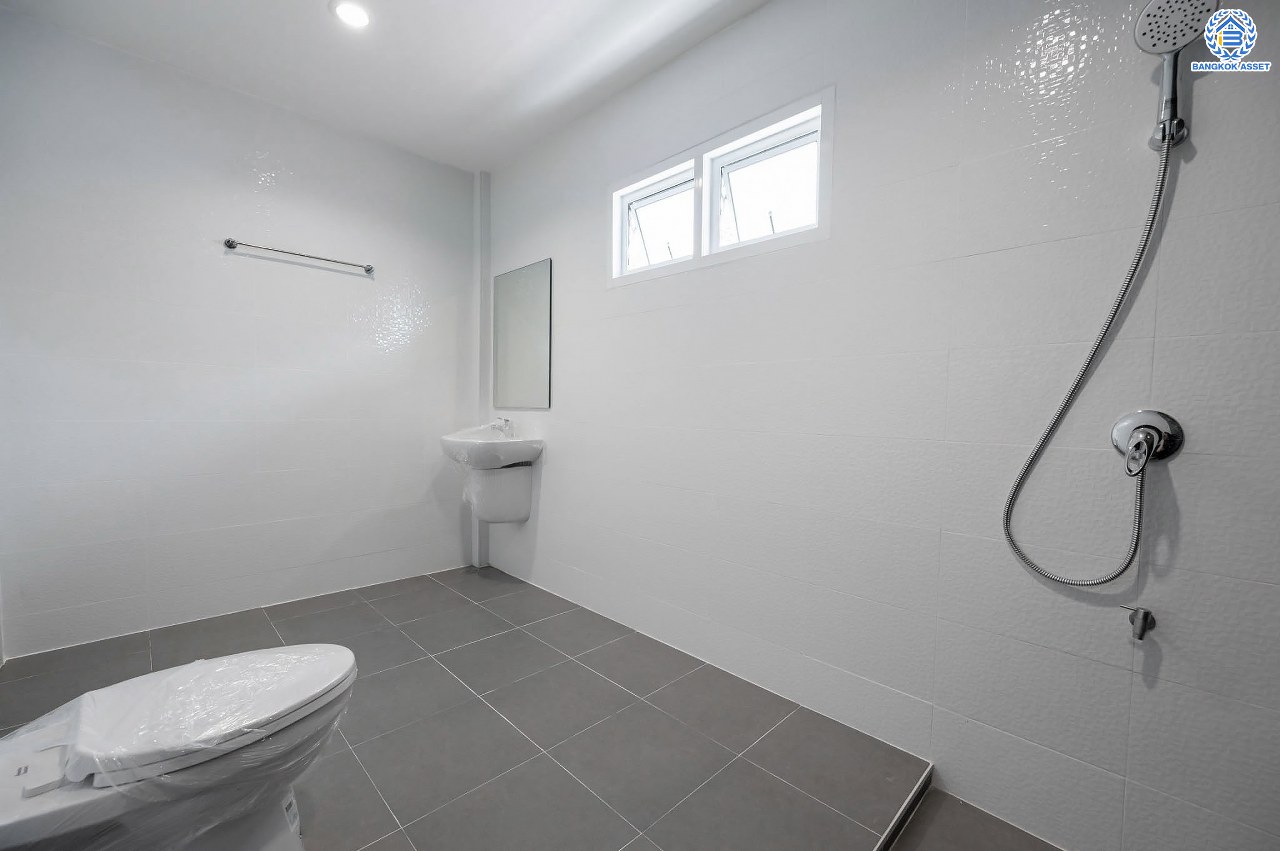 บ้านมือสองตกแต่งใหม่ โครงการ บ้านณัฐนันท์2 ดอนเมือง บ้านเดี่ยว หลังมุม  เนื้อที่ 56.9 ตร.ว. ฟังก์ชัน 3 ห้องนอน 3 ห้องน้ำ จอดรถได้ 1 คัน บนทำเลดีที่สุด ใกล้สนามบินดอนเมือง ทางด่วน "ศรีสมาน" และรถไฟฟ้าสายสีแดง "สถานีดอนเมือง"